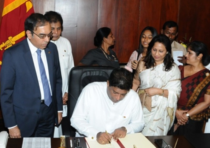 Minister Ravi Karunanayake assumes duties at the Ministry of Foreign Affairs of Sri Lanka