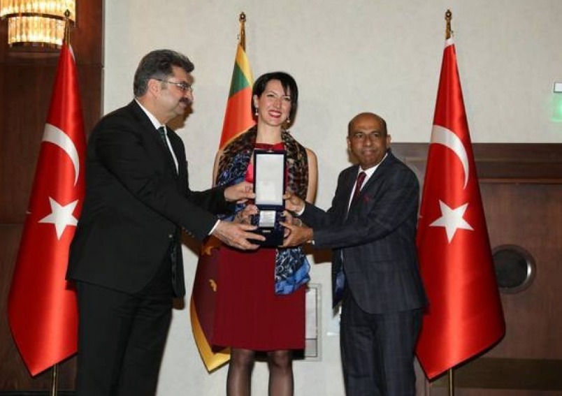 Mrs. Nazli Akcura, the author of ’’Sri Lanka’yi kesfedin’’ (Discover Sri Lanka) was honored